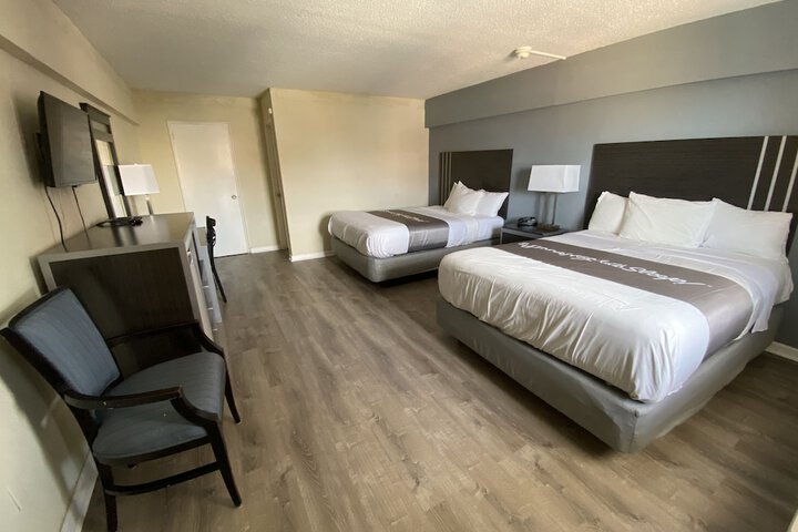 2 Queen Beds (12 of 41)
