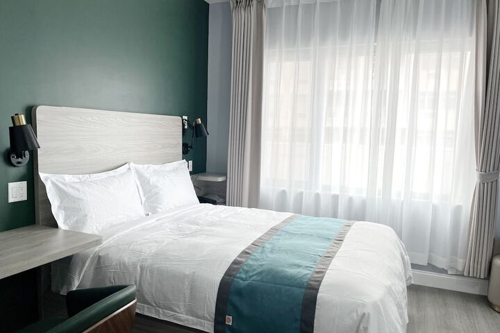 Comfort Queen Bed (8 of 11)