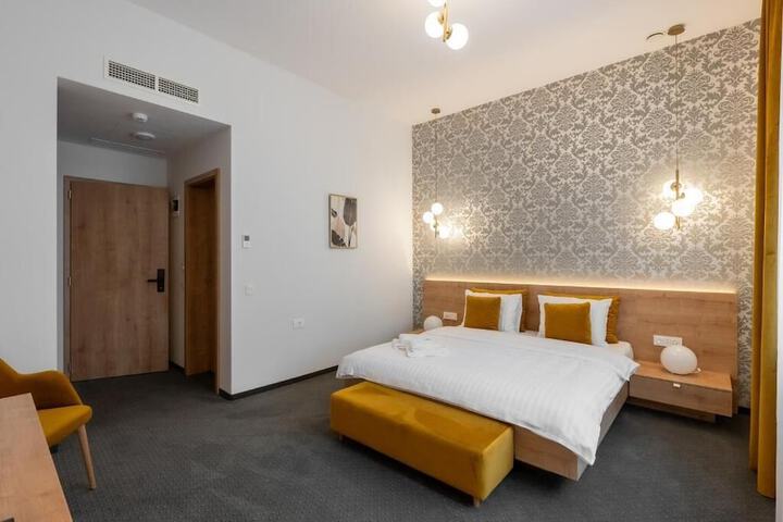 Room 4 of 28