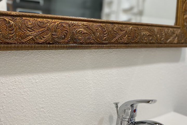 Deluxe Queen Bed (1 of 10)