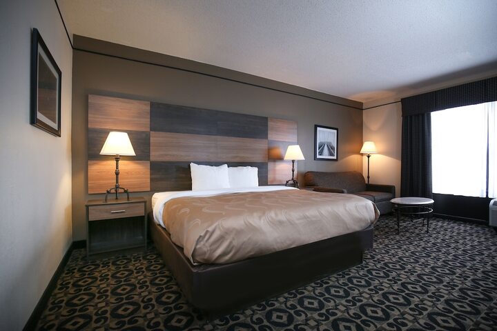 1 King Bed (1 of 11)