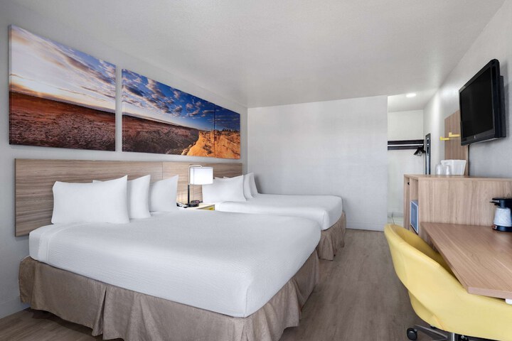 2 Queen Beds (1 of 7)