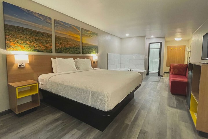 1 King Bed (16 of 24)