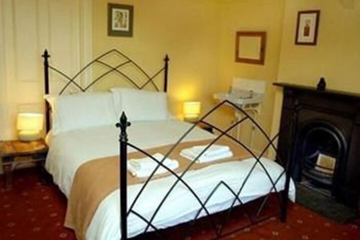 Room 5 of 9
