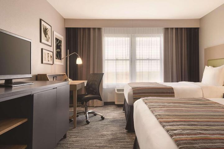 2 Queen Beds (6 of 10)