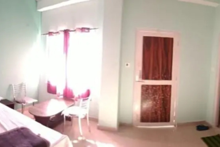 Room 5 of 8