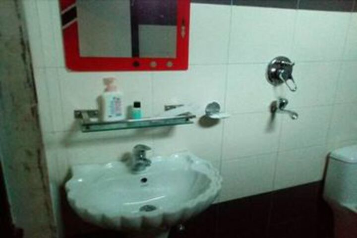 Room 4 of 32