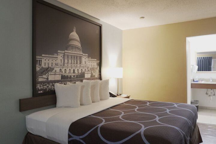 1 King Bed (3 of 6)