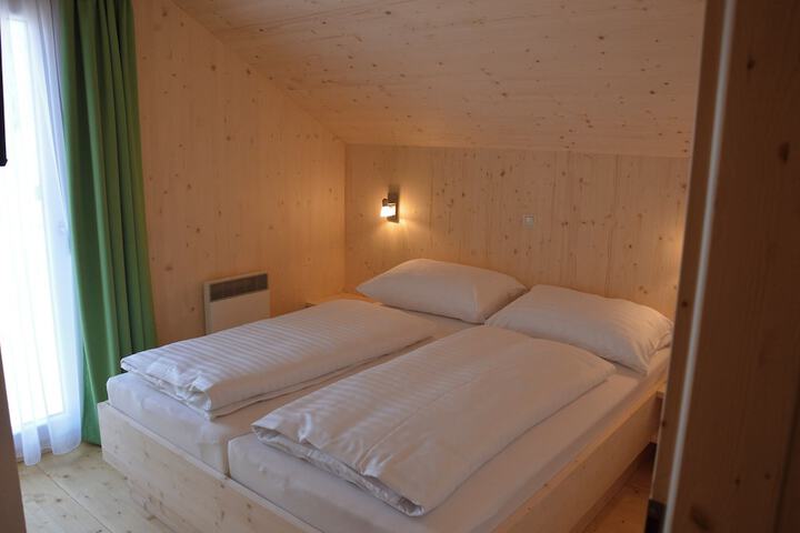 Room 8 of 193