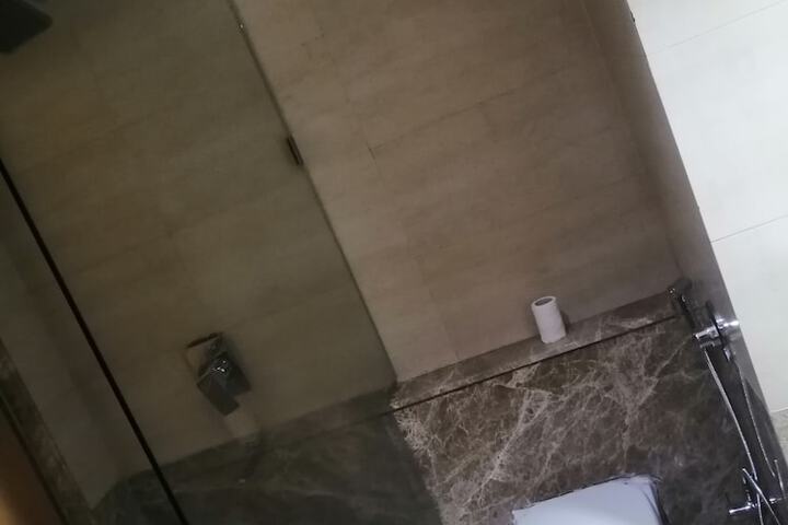 Room 152 of 181