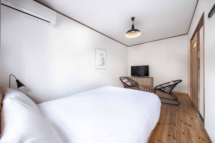 Room 4 of 82
