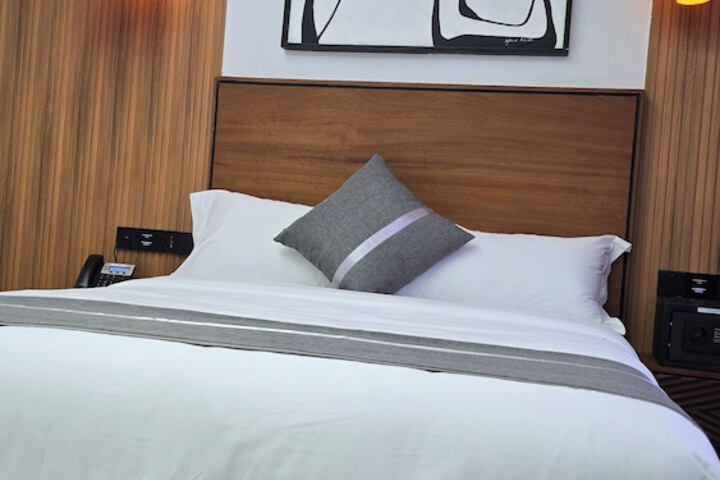 Room 10 of 61