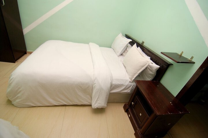Room 10 of 29
