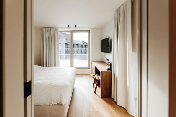 Room 3 of 96