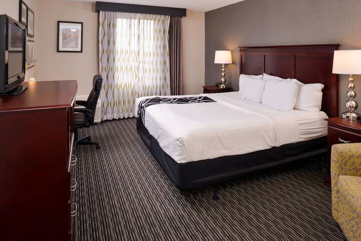 1 King Bed (20 of 24)