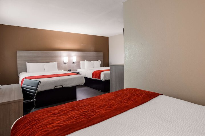 2 Queen Beds High Speed Internet Accessible Microwave and Refrigerator Desk Flat Screen (3 of 16)