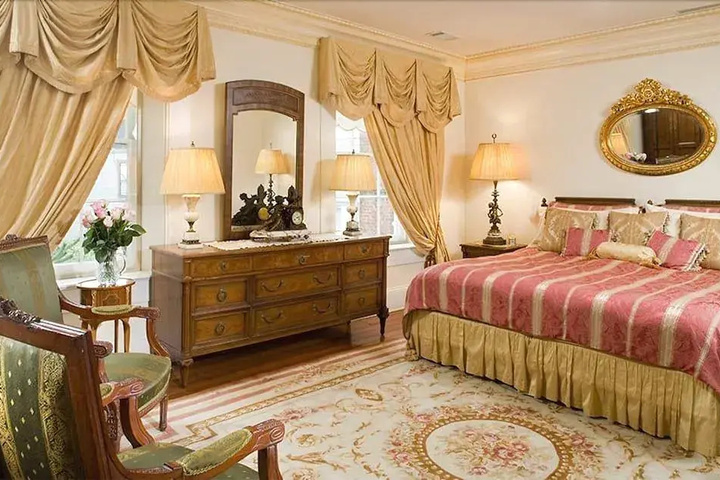 Room 4 of 12