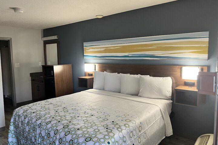 Studio 1 King Bed Smaller Room (5 of 7)
