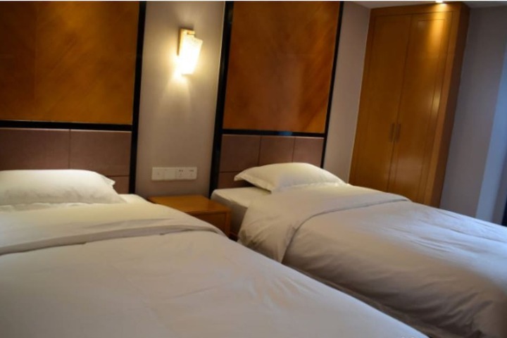 Room 8 of 13