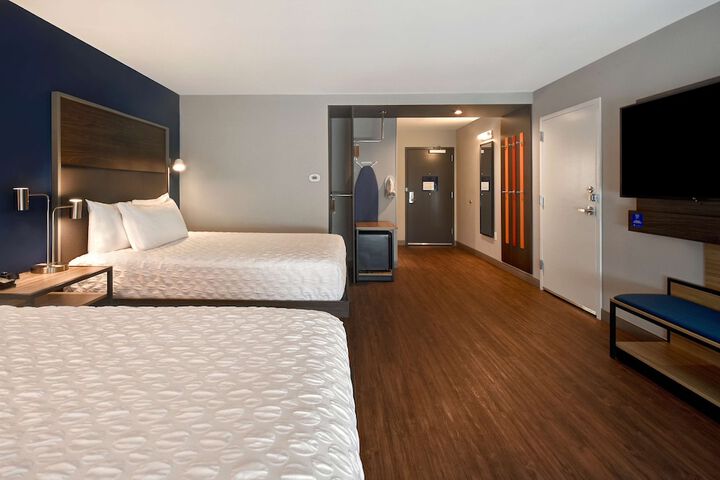 2 Queen Beds (13 of 18)