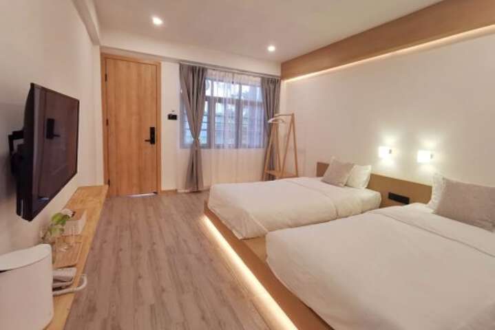 Room 4 of 28