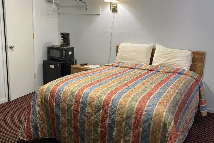 1 Queen Bed (9 of 14)