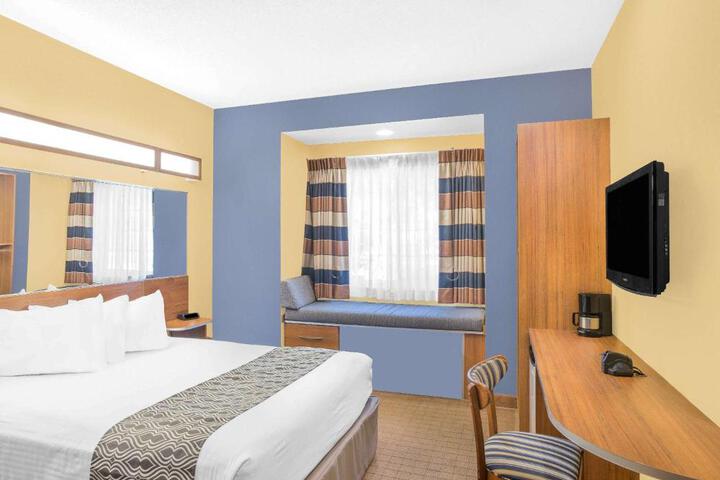 1 Queen Bed (14 of 23)
