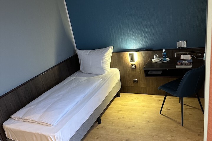 Room 6 of 76