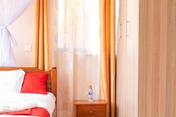 Room 6 of 12