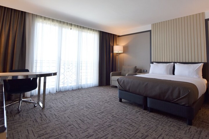 Room 6 of 34