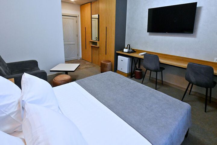 Room 12 of 38