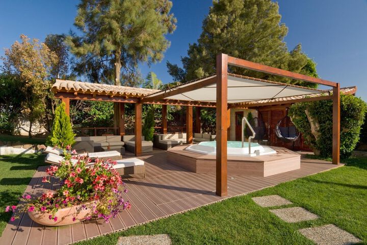 Hotel with Pool