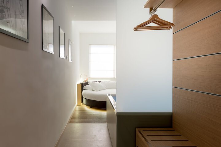 Room 17 of 104