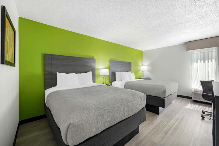 2 Queen Beds (10 of 11)