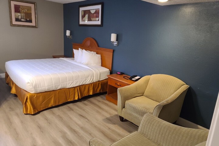 1 Queen Bed Deluxe Room (13 of 16)