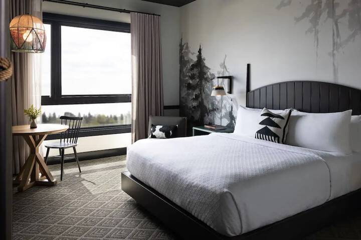 1 King Bed (4 of 10)