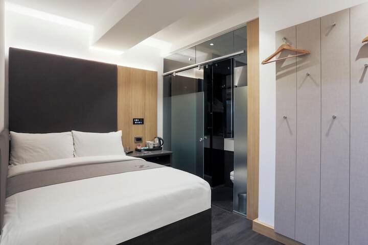 Room 9 of 38