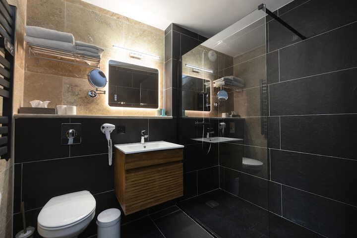 Room 20 of 77