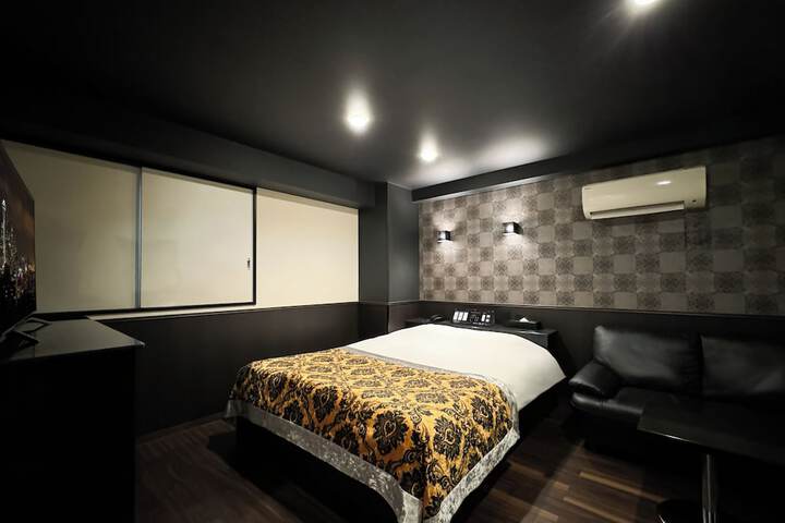 Room 10 of 32