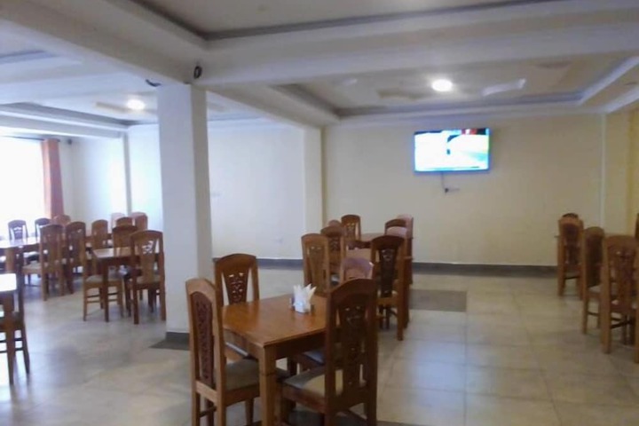 Dining 36 of 48