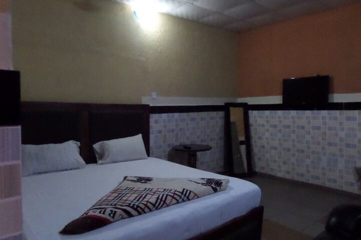 Room 6 of 12