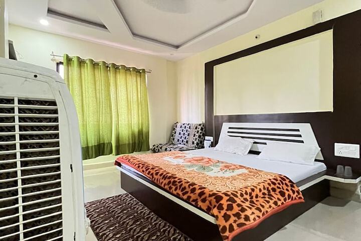 Room 8 of 12