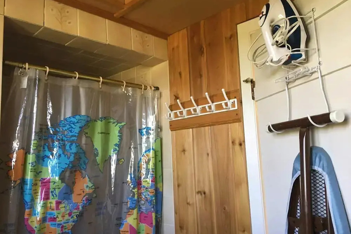 Room 6 of 12