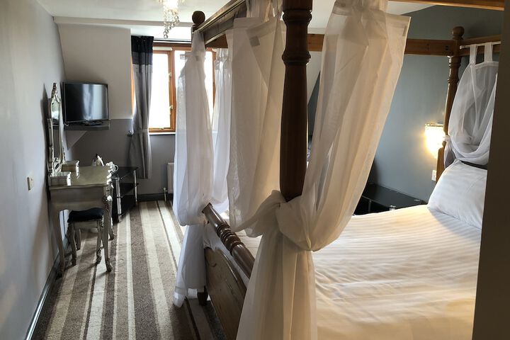 Room 11 of 18