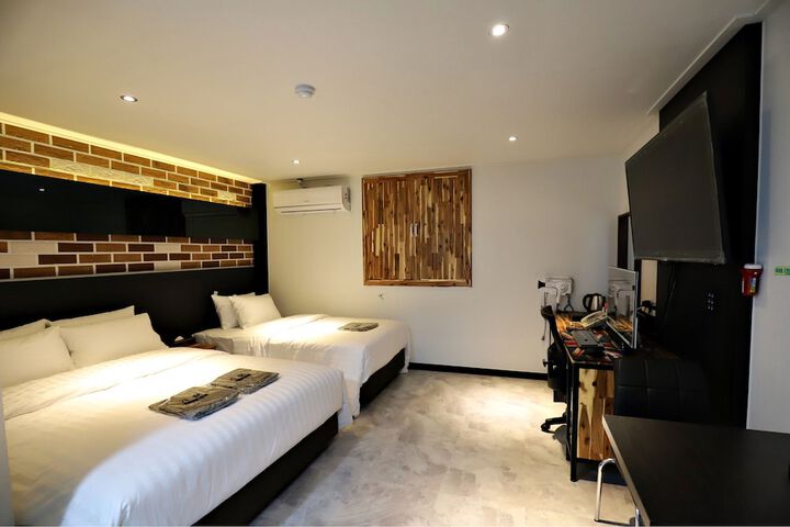 Room 12 of 27