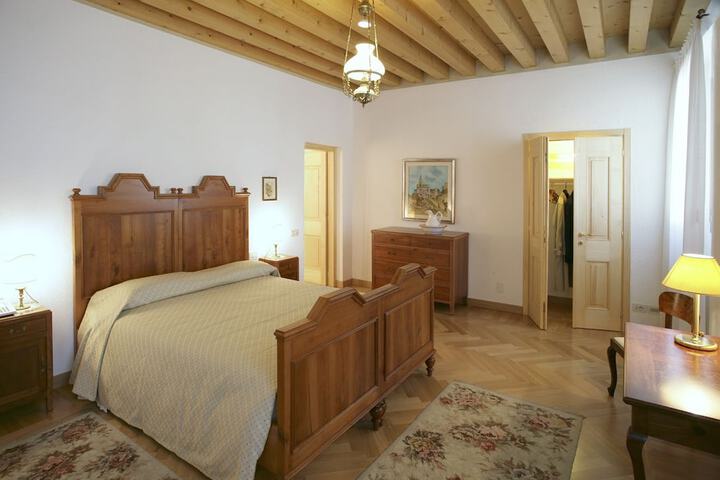 Room 8 of 14