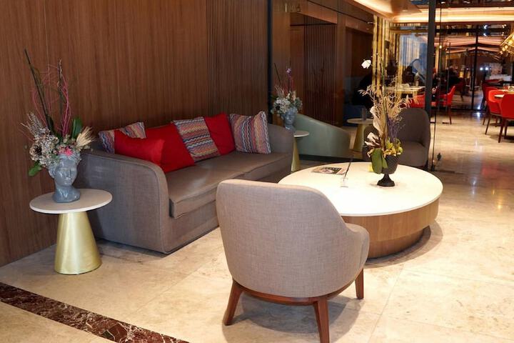 Lounge 92 of 104