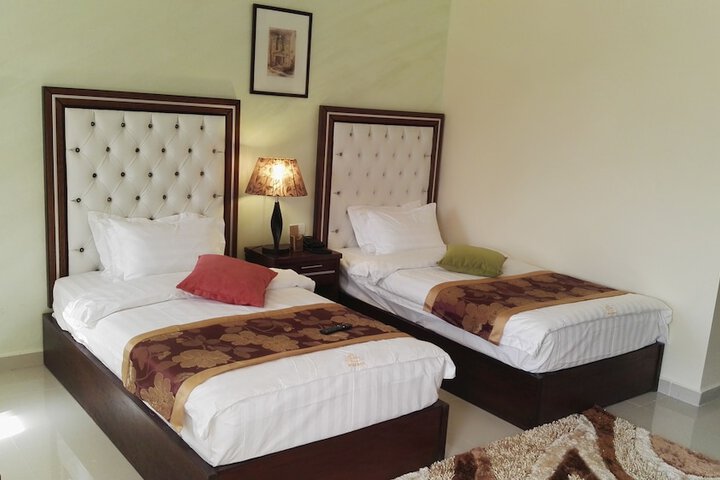 Room 6 of 94