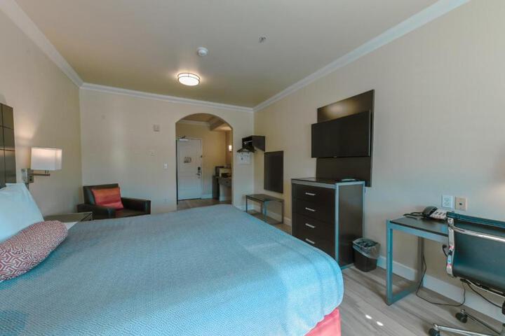 1 King Bed (6 of 15)