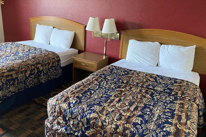 2 Double Beds (10 of 18)